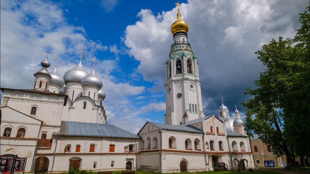 Этот город в северо-западной части России – место, где каждое здание рассказывает свою историю, а улицы наполняются атмосферой прошлых веков. Здесь гармонично сочетаются старинные постройки и современные элементы, создавая уникальный образ, который привлекает путешественников и ценителей культурного наследия.