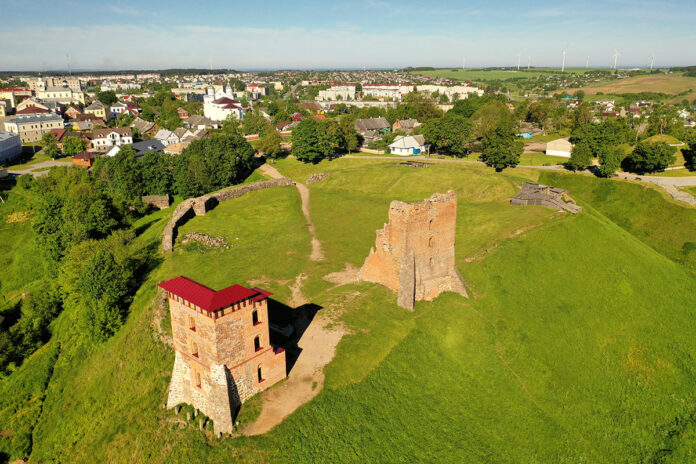ocharovanie zamkovoy gory v novogrudke i eyo istoricheskoe znachenie Очарование Замковой горы в Новогрудке и её историческое значение