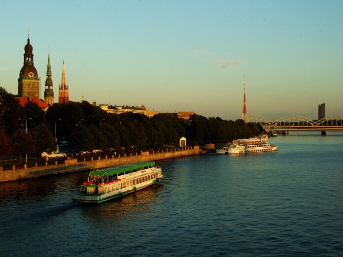 1280px Riga And Daugava In The Evening.jpg Латвия как место для путешествий культурные и морские маршруты в Риге и на побережье