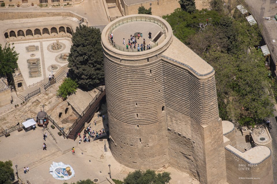 Баку — город, который иностранцы считают уникальным соединением древности и современности Туризм в Баку: уникальные возможности для путешественников