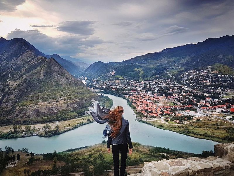 Тбилиси город, который иностранцы считают идеальным местом для отдыха Уникальная атмосфера Тбилиси, привлекающая путешественников