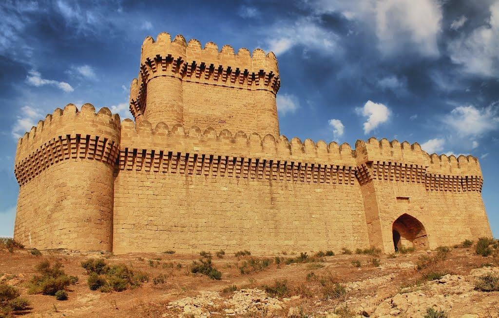 Баку — город, который иностранцы считают уникальным соединением древности и современности Историческое наследие Баку: от старого города до современных памятников