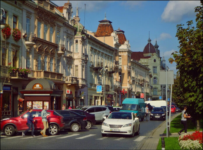 Shevchenk Avenue 2012.jpg Львов — город с неповторимой атмосферой, который привлекает иностранных туристов со всего мира