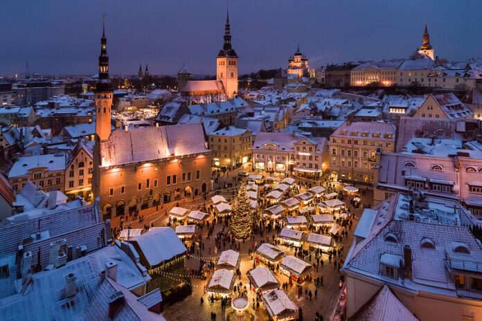 tallinn-town-hall-square-in-winter.jpg Таллин считается иностранцами одной из самых европейских столиц среди городов СНГ