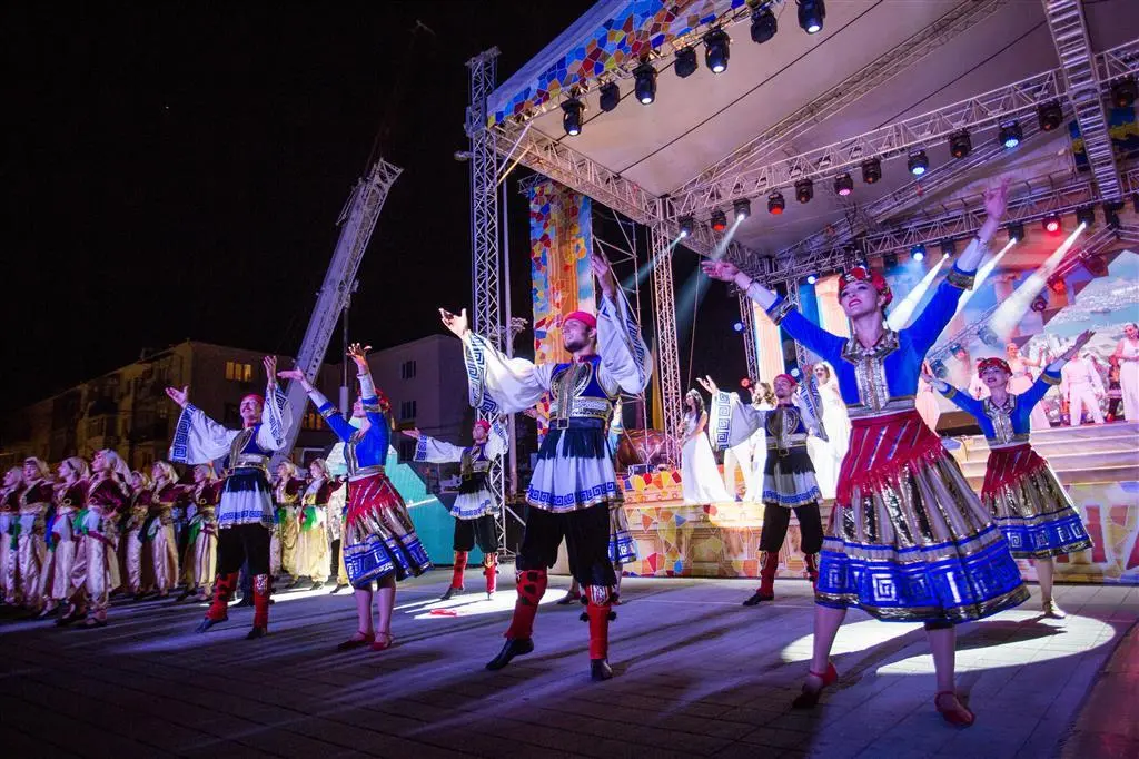 "Лучшие праздники и фестивали Анапы летом и осенью которые стоит посетить" Традиционные праздники и народные гулянья